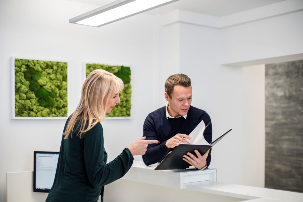 Karriere im Versicherungsvertrieb: Vertriebsassistenz und Kundenberater bei AXA arbeiten Hand in Hand