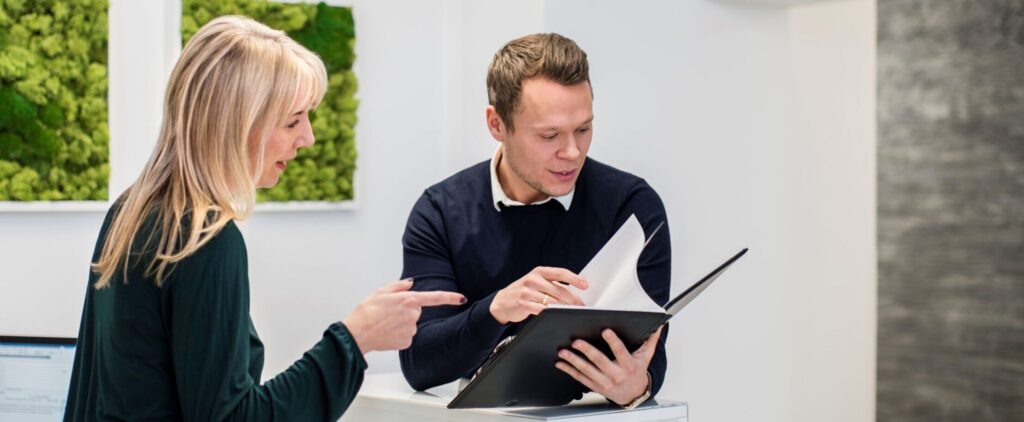 Karriere im Versicherungsvertrieb: Vertriebsassistenz und Kundenberater bei AXA arbeiten Hand in Hand
