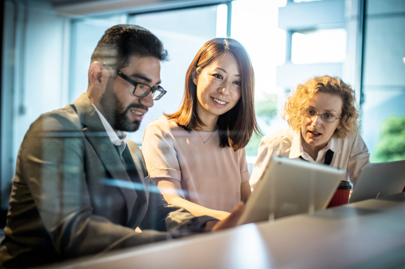Karriere bei AXA Direktberatung Teamarbeit und Zusammenarbeit im modernen Büro