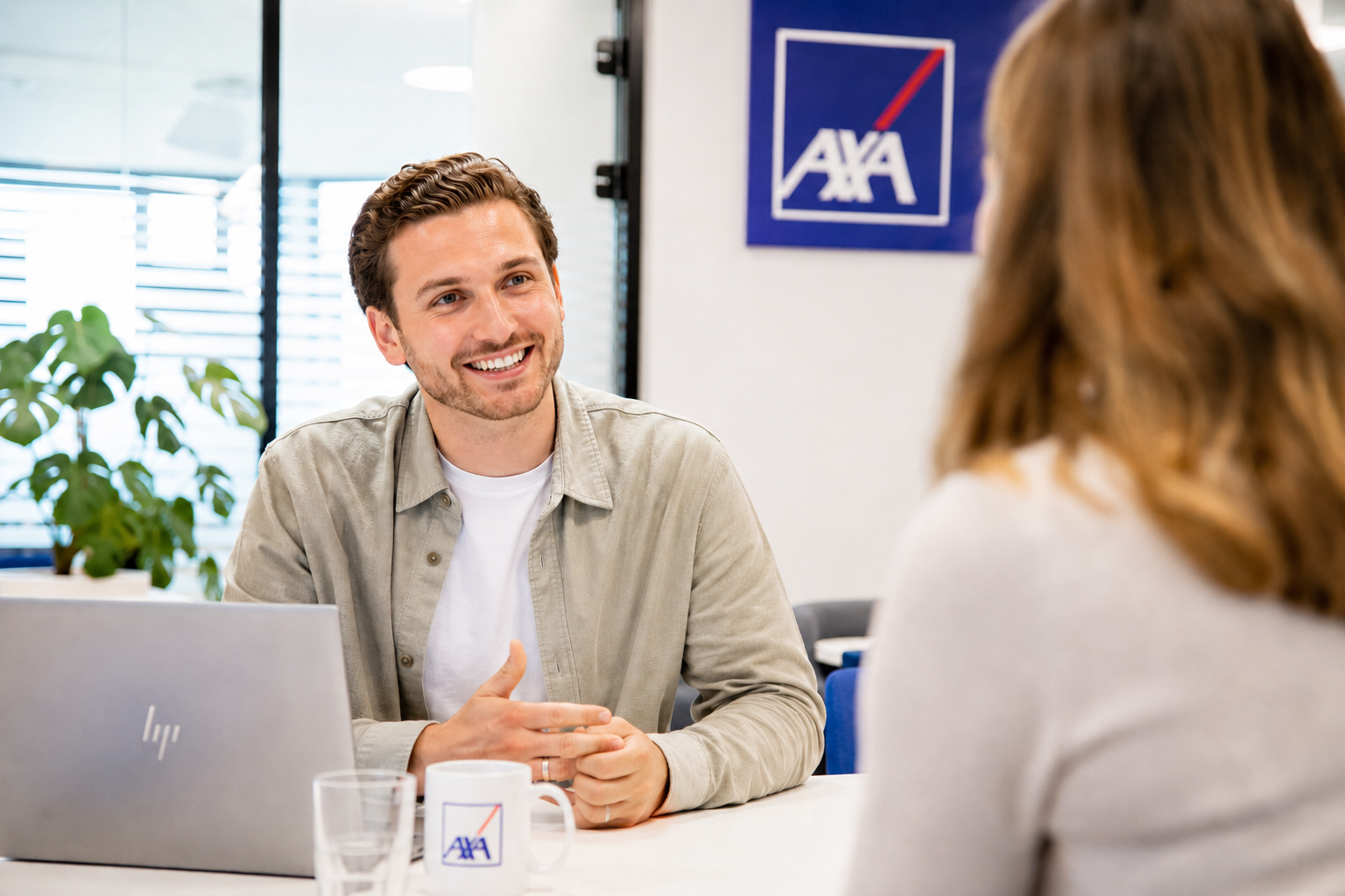 Infografik Bewerbungsprozess im Exklusiv-Vertrieb von AXA in fünf Schritten mit Zeitangaben und Verantwortlichen von Bewerbung bis persönlichem Gespräch in der Agentur